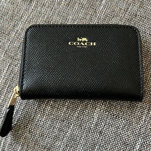 Coach Zippered Card Holder! EUC. Black
